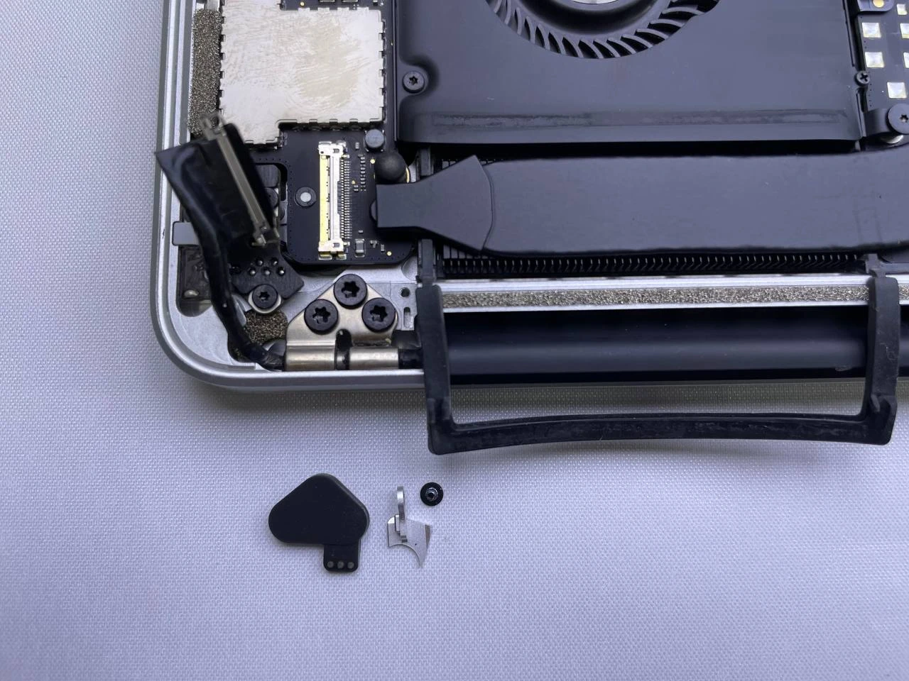 Step 14 - MacBook Pro Retina 15 A1398 2015 Display Replacement