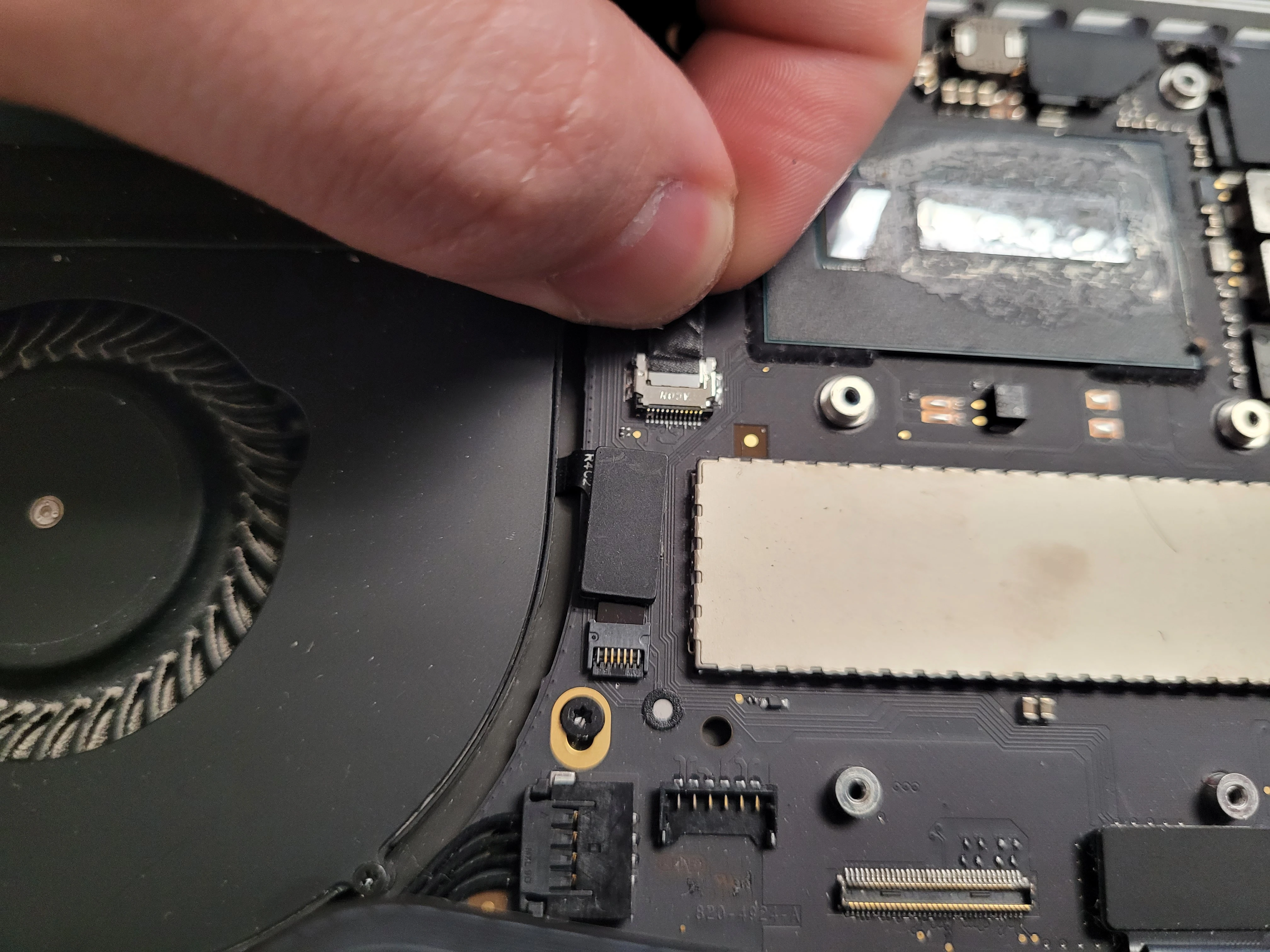 Step 22 - MacBook Pro Tastatur tauschen: Anleitung für 13 Zoll A1502