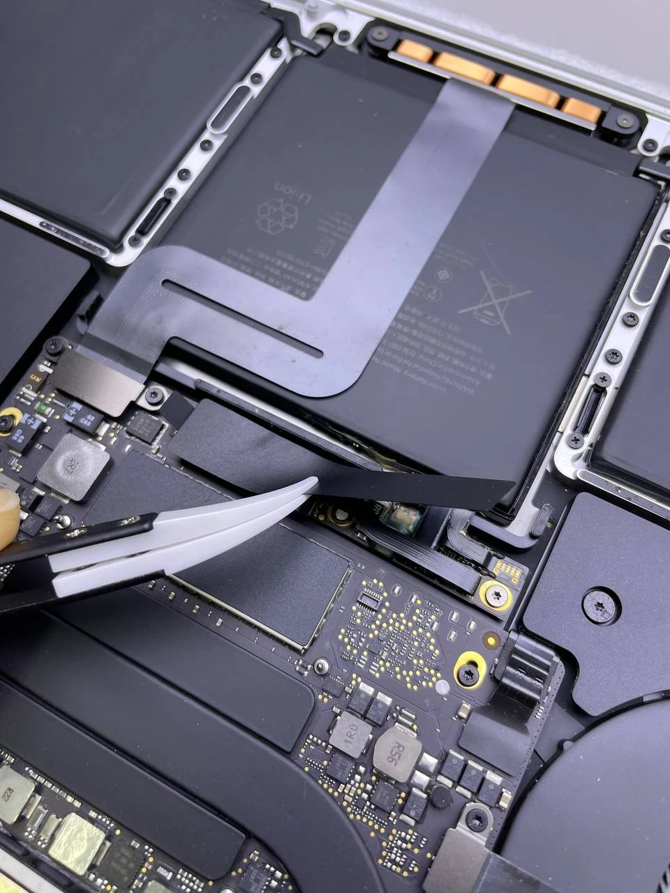 Step 4 - MacBook Pro A1708 Logic Board Replacement