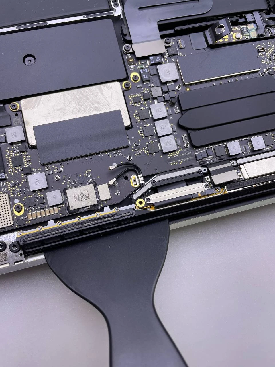 Step 32 - MacBook Pro 13" A1708 2017 Display Assembly Replacement