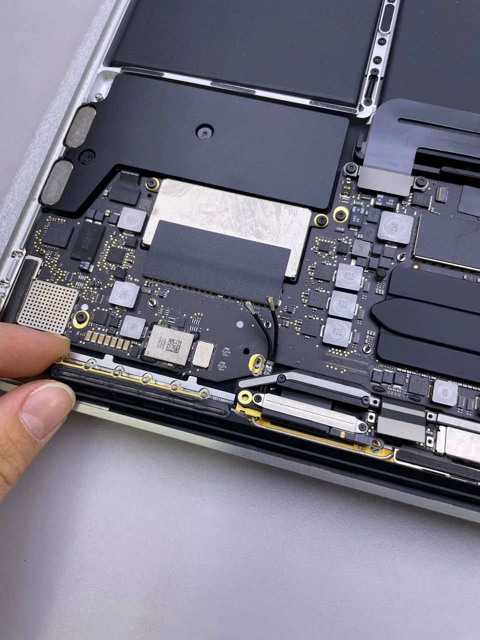 Step 33 - MacBook Pro 13" A1708 2017 Display Assembly Replacement