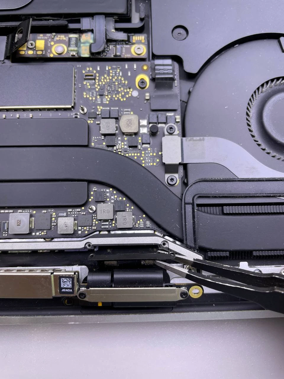 Step 38 - MacBook Pro 13" A1708 2017 Display Assembly Replacement
