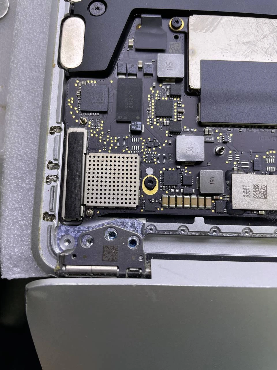 Step 42 - MacBook Pro 13" A1708 2017 Display Assembly Replacement