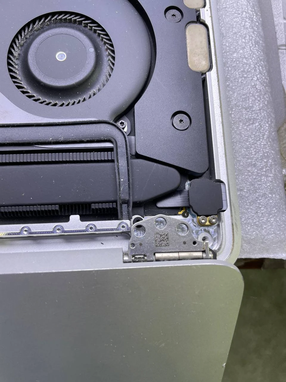 Step 43 - MacBook Pro 13" A1708 2017 Display Assembly Replacement