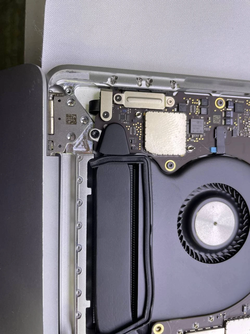 Step 28 - MacBook Pro Display tauschen: Anleitung