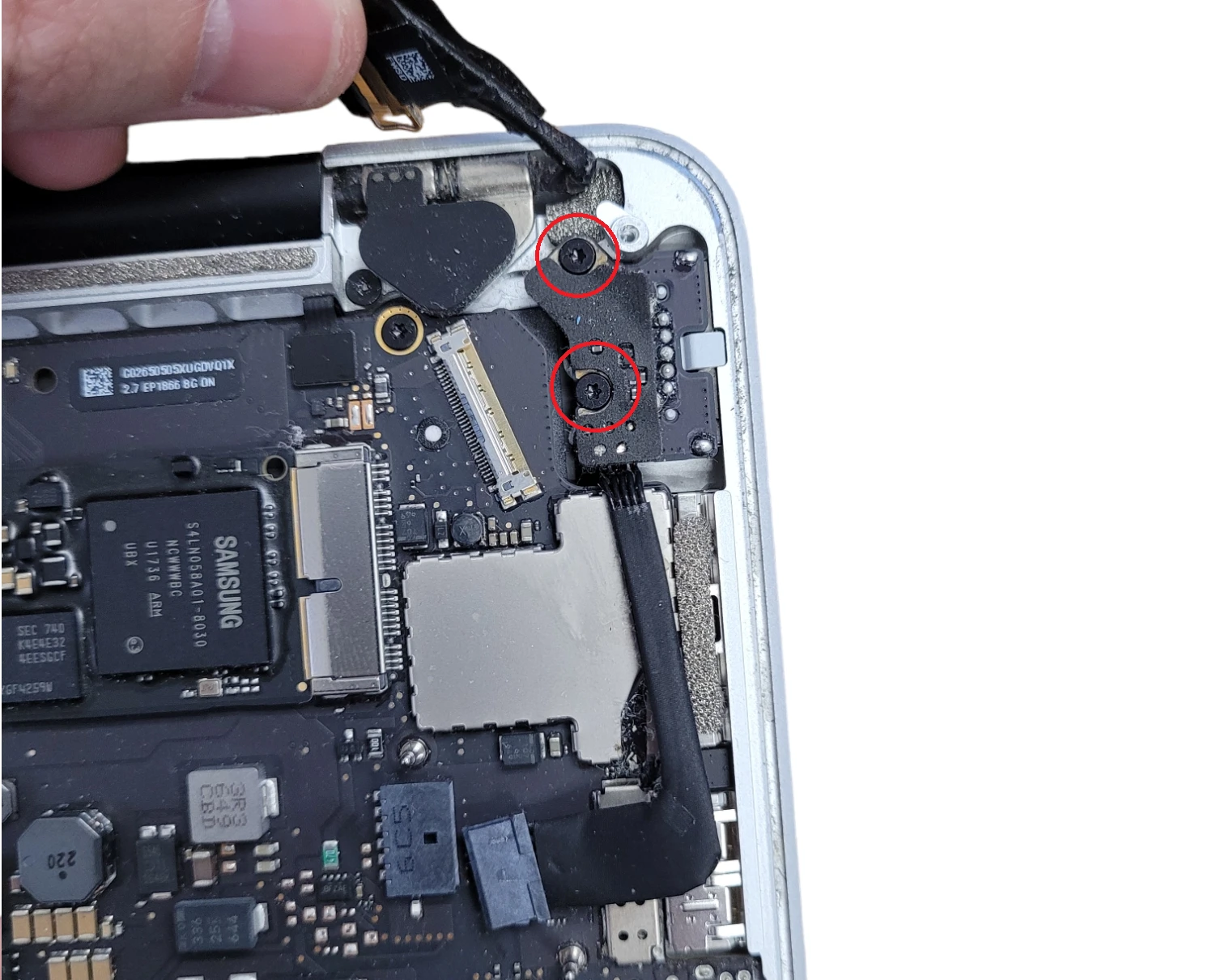 Step 17 - MacBook Pro Tastatur tauschen: Anleitung für 13 Zoll A1502