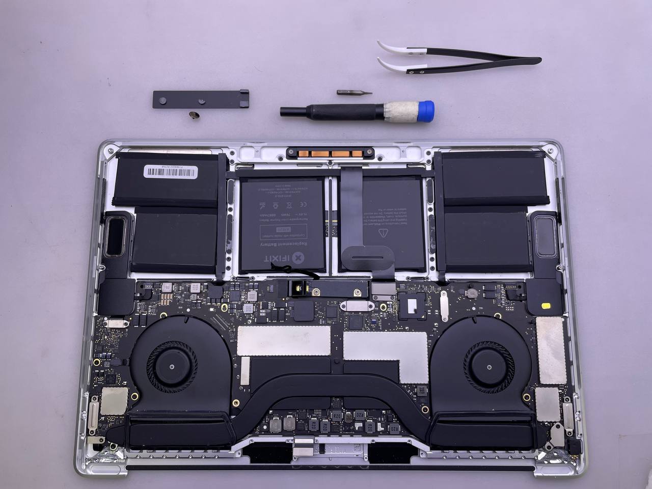 Step 3 - Remplacement de la carte mère du MacBook Pro A1707