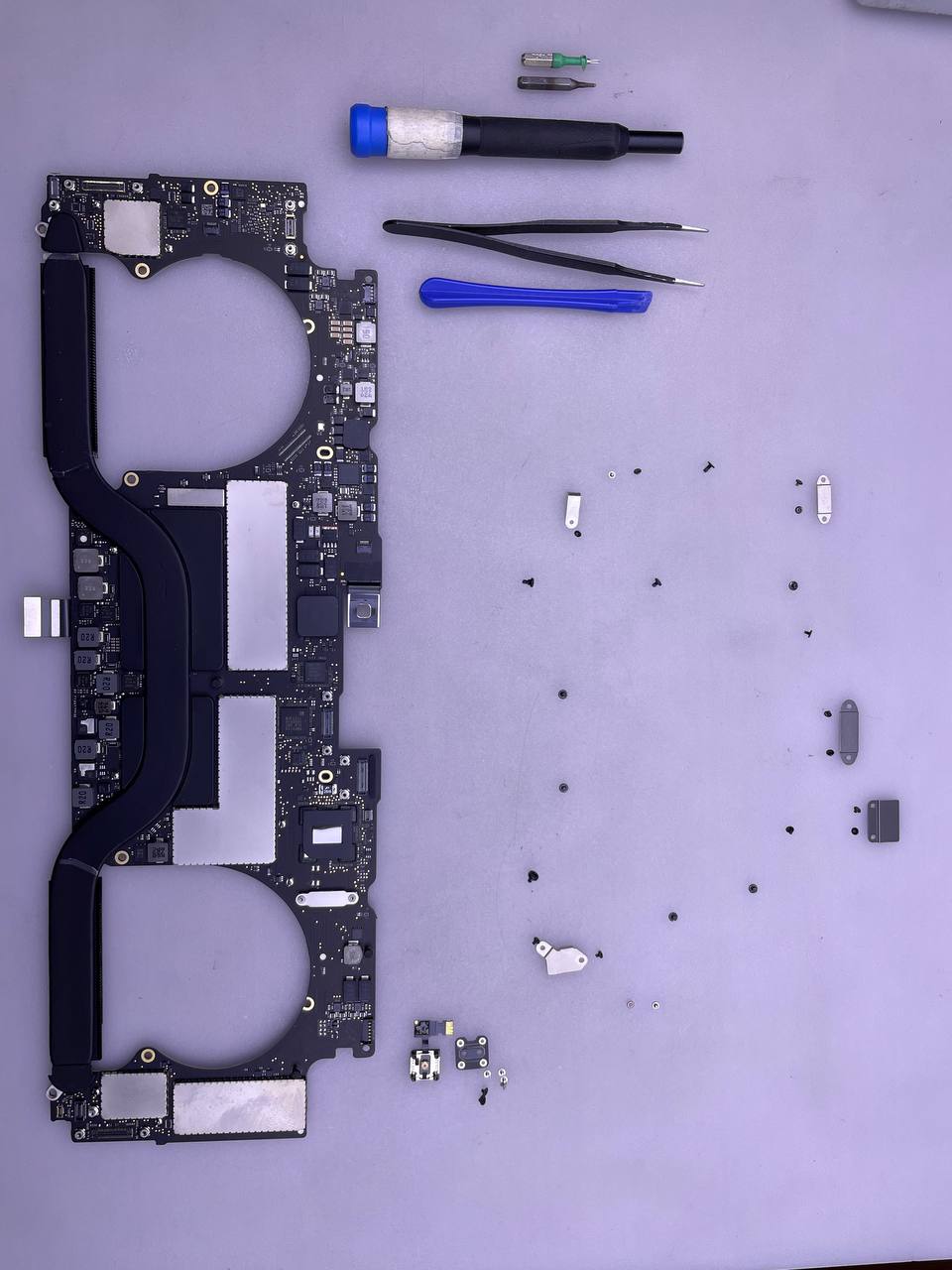 Step 4 - Remplacement de la carte mère du MacBook Pro A1707
